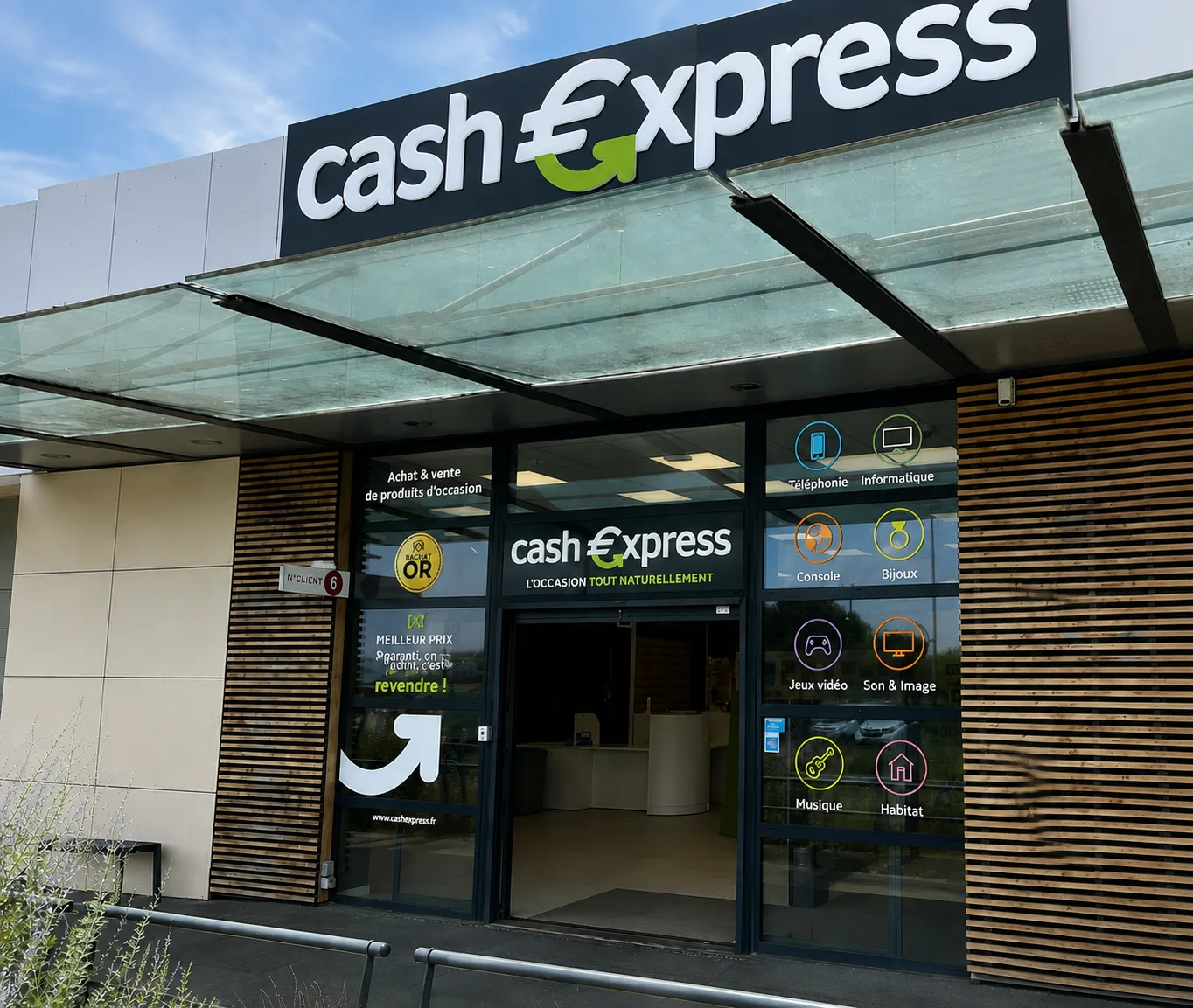 Cash Express — façade retail park