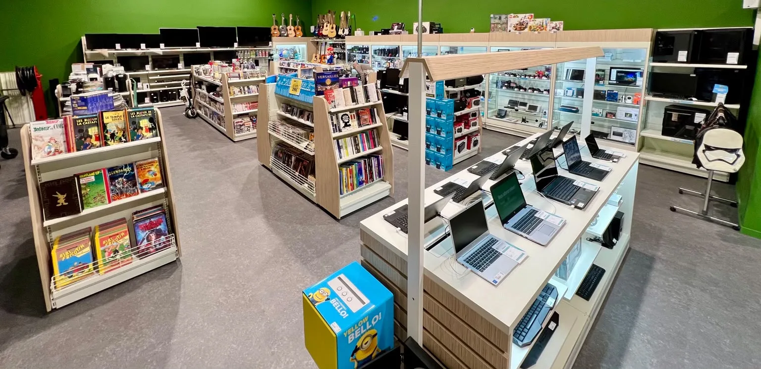 Cash Express — intérieur magasin, plusieurs univers